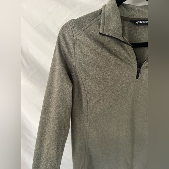 Medium women’s north face fleece - Picture 4 of 5